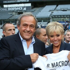 Michel Platini et la Première Dame Brigitte Macron - La Première Dame donne le coup d'envoi du match de football caritatif au profit de la fondation Pierre Deniker opposant le Variétés Club de France à l'équipe de France des Parlementaires au Stade de France à Saint-Denis, Seine Saint-Denis, France, le 12 septembre 2018. Brigitte Macron a reçu deux maillots floqués de son nom et celui du président. © Dominique Jacovides/Bestimage