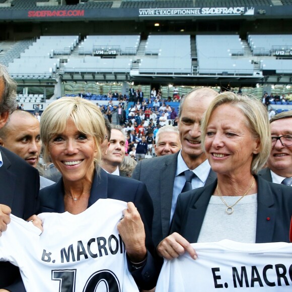 Michel Platini, la Première Dame Brigitte Macron, la secrétaire d'Etat chargée des Personnes handicapées Sophie Cluzel et la ministère des Sports Roxana Maracineanu - La Première Dame donne le coup d'envoi du match de football caritatif au profit de la fondation Pierre Deniker opposant le Variétés Club de France à l'équipe de France des Parlementaires au Stade de France à Saint-Denis, Seine Saint-Denis, France, le 12 septembre 2018. Brigitte Macron a reçu deux maillots floqués de son nom et celui du président. © Dominique Jacovides/Bestimage