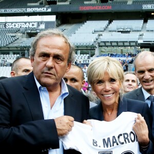 Michel Platini et la Première Dame Brigitte Macron - La Première Dame donne le coup d'envoi du match de football caritatif au profit de la fondation Pierre Deniker opposant le Variétés Club de France à l'équipe de France des Parlementaires au Stade de France à Saint-Denis, Seine Saint-Denis, France, le 12 septembre 2018. Brigitte Macron a reçu deux maillots floqués de son nom et celui du président. © Dominique Jacovides/Bestimage