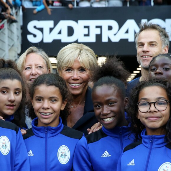 La secrétaire d'Etat chargée des Personnes handicapées Sophie Cluzel et la Première Dame Brigitte Macron - La Première Dame donne le coup d'envoi du match de football caritatif au profit de la fondation Pierre Deniker opposant le Variétés Club de France à l'équipe de France des Parlementaires au Stade de France à Saint-Denis, Seine Saint-Denis, France, le 12 septembre 2018. Brigitte Macron a reçu deux maillots floqués de son nom et celui du président. © Dominique Jacovides/Bestimage