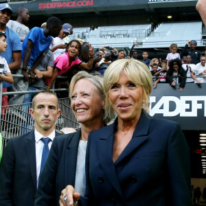 La Première Dame Brigitte Macron et la secrétaire d'Etat chargée des Personnes handicapées Sophie Cluzel - La Première Dame donne le coup d'envoi du match de football caritatif au profit de la fondation Pierre Deniker opposant le Variétés Club de France à l'équipe de France des Parlementaires au Stade de France à Saint-Denis, Seine Saint-Denis, France, le 12 septembre 2018. Brigitte Macron a reçu deux maillots floqués de son nom et celui du président. © Dominique Jacovides/Bestimage