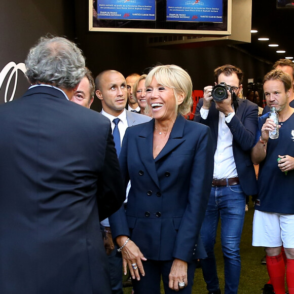 Michel Platini et la Première Dame Brigitte Macron - La Première Dame donne le coup d'envoi du match de football caritatif au profit de la fondation Pierre Deniker opposant le Variétés Club de France à l'équipe de France des Parlementaires au Stade de France à Saint-Denis, Seine Saint-Denis, France, le 12 septembre 2018. Brigitte Macron a reçu deux maillots floqués de son nom et celui du président. © Dominique Jacovides/Bestimage