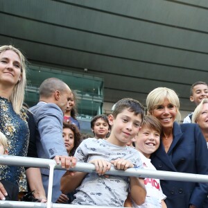 La Première Dame Brigitte Macron, la secrétaire d'Etat chargée des Personnes handicapées Sophie Cluzel et la ministère des Sports Roxana Maracineanu - La Première Dame donne le coup d'envoi du match de football caritatif au profit de la fondation Pierre Deniker opposant le Variétés Club de France à l'équipe de France des Parlementaires au Stade de France à Saint-Denis, Seine Saint-Denis, France, le 12 septembre 2018. Brigitte Macron a reçu deux maillots floqués de son nom et celui du président. © Dominique Jacovides/Bestimage