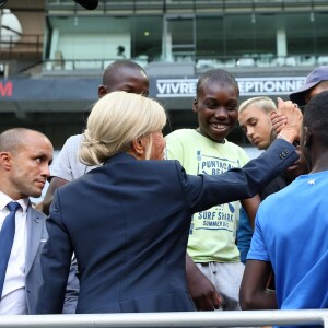 La Première Dame Brigitte Macron - La Première Dame donne le coup d'envoi du match de football caritatif au profit de la fondation Pierre Deniker opposant le Variétés Club de France à l'équipe de France des Parlementaires au Stade de France à Saint-Denis, Seine Saint-Denis, France, le 12 septembre 2018. Brigitte Macron a reçu deux maillots floqués de son nom et celui du président. © Dominique Jacovides/Bestimage