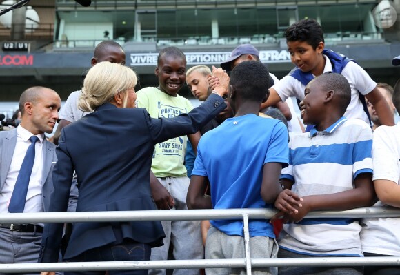 La Première Dame Brigitte Macron - La Première Dame donne le coup d'envoi du match de football caritatif au profit de la fondation Pierre Deniker opposant le Variétés Club de France à l'équipe de France des Parlementaires au Stade de France à Saint-Denis, Seine Saint-Denis, France, le 12 septembre 2018. Brigitte Macron a reçu deux maillots floqués de son nom et celui du président. © Dominique Jacovides/Bestimage