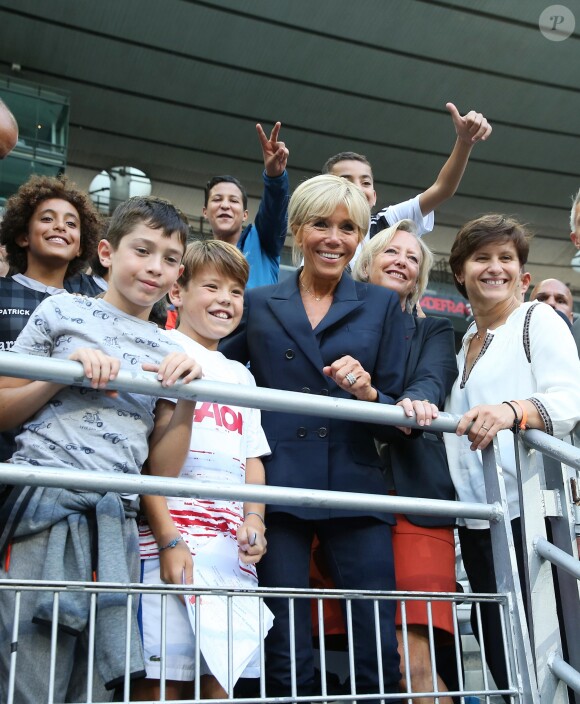 La Première Dame Brigitte Macron, la secrétaire d'Etat chargée des Personnes handicapées Sophie Cluzel et la ministère des Sports Roxana Maracineanu - La Première Dame donne le coup d'envoi du match de football caritatif au profit de la fondation Pierre Deniker opposant le Variétés Club de France à l'équipe de France des Parlementaires au Stade de France à Saint-Denis, Seine Saint-Denis, France, le 12 septembre 2018. Brigitte Macron a reçu deux maillots floqués de son nom et celui du président. © Dominique Jacovides/Bestimage