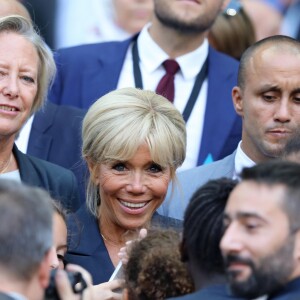 La Première Dame Brigitte Macron et la secrétaire d'Etat chargée des Personnes handicapées Sophie Cluzel - La Première Dame donne le coup d'envoi du match de football caritatif au profit de la fondation Pierre Deniker opposant le Variétés Club de France à l'équipe de France des Parlementaires au Stade de France à Saint-Denis, Seine Saint-Denis, France, le 12 septembre 2018. Brigitte Macron a reçu deux maillots floqués de son nom et celui du président. © Dominique Jacovides/Bestimage