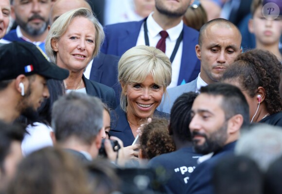 La Première Dame Brigitte Macron et la secrétaire d'Etat chargée des Personnes handicapées Sophie Cluzel - La Première Dame donne le coup d'envoi du match de football caritatif au profit de la fondation Pierre Deniker opposant le Variétés Club de France à l'équipe de France des Parlementaires au Stade de France à Saint-Denis, Seine Saint-Denis, France, le 12 septembre 2018. Brigitte Macron a reçu deux maillots floqués de son nom et celui du président. © Dominique Jacovides/Bestimage