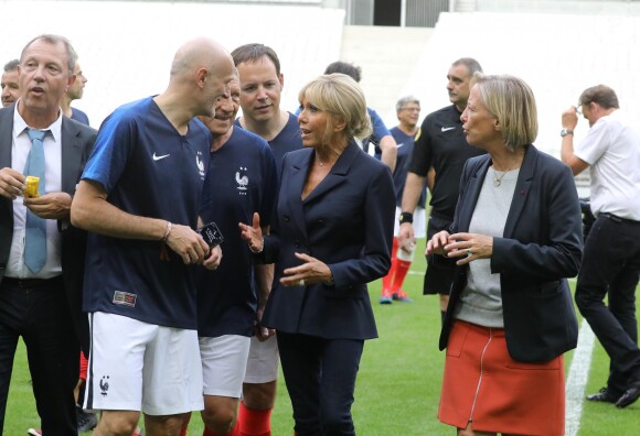 La Première Dame Brigitte Macron et la secrétaire d'Etat chargée des Personnes handicapées Sophie Cluzel - La Première Dame donne le coup d'envoi du match de football caritatif au profit de la fondation Pierre Deniker opposant le Variétés Club de France à l'équipe de France des Parlementaires au Stade de France à Saint-Denis, Seine Saint-Denis, France, le 12 septembre 2018. Brigitte Macron a reçu deux maillots floqués de son nom et celui du président. © Dominique Jacovides/Bestimage