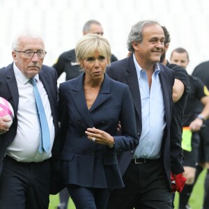 Jacques Vendroux, la Première Dame Brigitte Macron et Michel Platini - La Première Dame donne le coup d'envoi du match de football caritatif au profit de la fondation Pierre Deniker opposant le Variétés Club de France à l'équipe de France des Parlementaires au Stade de France à Saint-Denis, Seine Saint-Denis, France, le 12 septembre 2018. Brigitte Macron a reçu deux maillots floqués de son nom et celui du président. © Dominique Jacovides/Bestimage