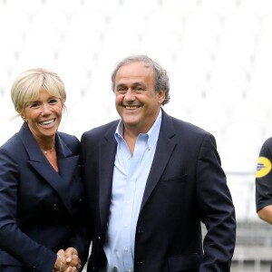 La Première Dame Brigitte Macron et Michel Platini - La Première Dame donne le coup d'envoi du match de football caritatif au profit de la fondation Pierre Deniker opposant le Variétés Club de France à l'équipe de France des Parlementaires au Stade de France à Saint-Denis, Seine Saint-Denis, France, le 12 septembre 2018. Brigitte Macron a reçu deux maillots floqués de son nom et celui du président. © Dominique Jacovides/Bestimage