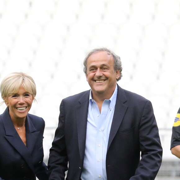 La Première Dame Brigitte Macron et Michel Platini - La Première Dame donne le coup d'envoi du match de football caritatif au profit de la fondation Pierre Deniker opposant le Variétés Club de France à l'équipe de France des Parlementaires au Stade de France à Saint-Denis, Seine Saint-Denis, France, le 12 septembre 2018. Brigitte Macron a reçu deux maillots floqués de son nom et celui du président. © Dominique Jacovides/Bestimage