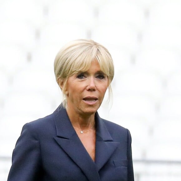 La Première Dame Brigitte Macron - La Première Dame donne le coup d'envoi du match de football caritatif au profit de la fondation Pierre Deniker opposant le Variétés Club de France à l'équipe de France des Parlementaires au Stade de France à Saint-Denis, Seine Saint-Denis, France, le 12 septembre 2018. Brigitte Macron a reçu deux maillots floqués de son nom et celui du président. © Dominique Jacovides/Bestimage