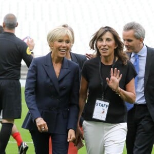 La Première Dame Brigitte Macron - La Première Dame donne le coup d'envoi du match de football caritatif au profit de la fondation Pierre Deniker opposant le Variétés Club de France à l'équipe de France des Parlementaires au Stade de France à Saint-Denis, Seine Saint-Denis, France, le 12 septembre 2018. Brigitte Macron a reçu deux maillots floqués de son nom et celui du président. © Dominique Jacovides/Bestimage