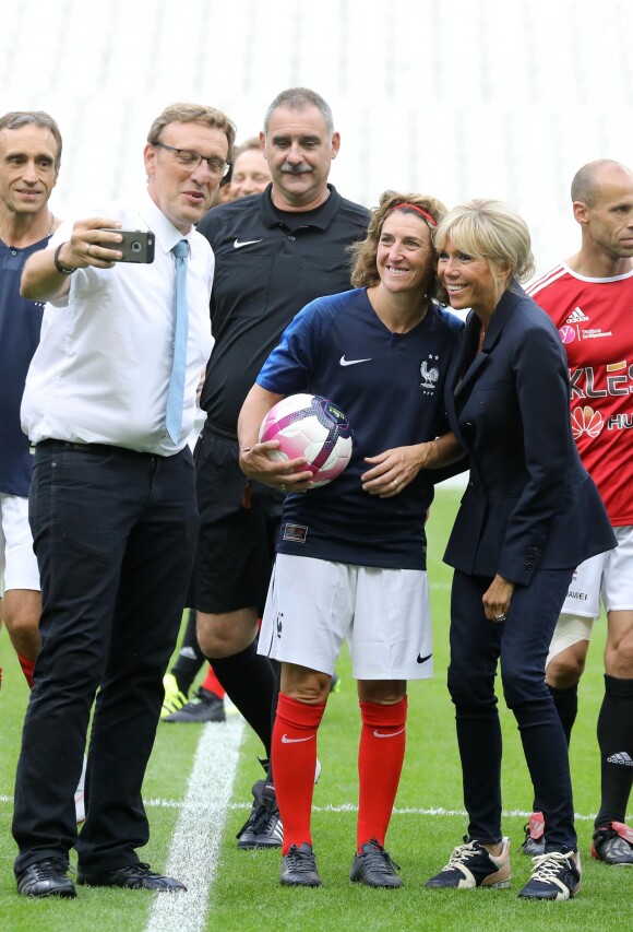 La Première Dame Brigitte Macron - La Première Dame donne le coup d'envoi du match de football caritatif au profit de la fondation Pierre Deniker opposant le Variétés Club de France à l'équipe de France des Parlementaires au Stade de France à Saint-Denis, Seine Saint-Denis, France, le 12 septembre 2018. Brigitte Macron a reçu deux maillots floqués de son nom et celui du président. © Dominique Jacovides/Bestimage
