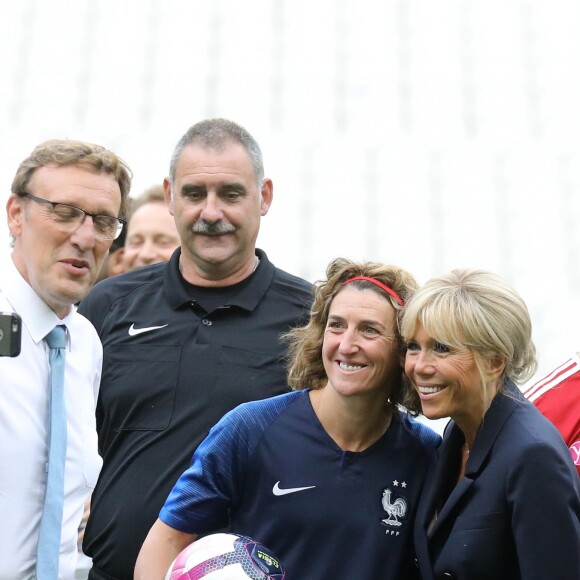 La Première Dame Brigitte Macron - La Première Dame donne le coup d'envoi du match de football caritatif au profit de la fondation Pierre Deniker opposant le Variétés Club de France à l'équipe de France des Parlementaires au Stade de France à Saint-Denis, Seine Saint-Denis, France, le 12 septembre 2018. Brigitte Macron a reçu deux maillots floqués de son nom et celui du président. © Dominique Jacovides/Bestimage