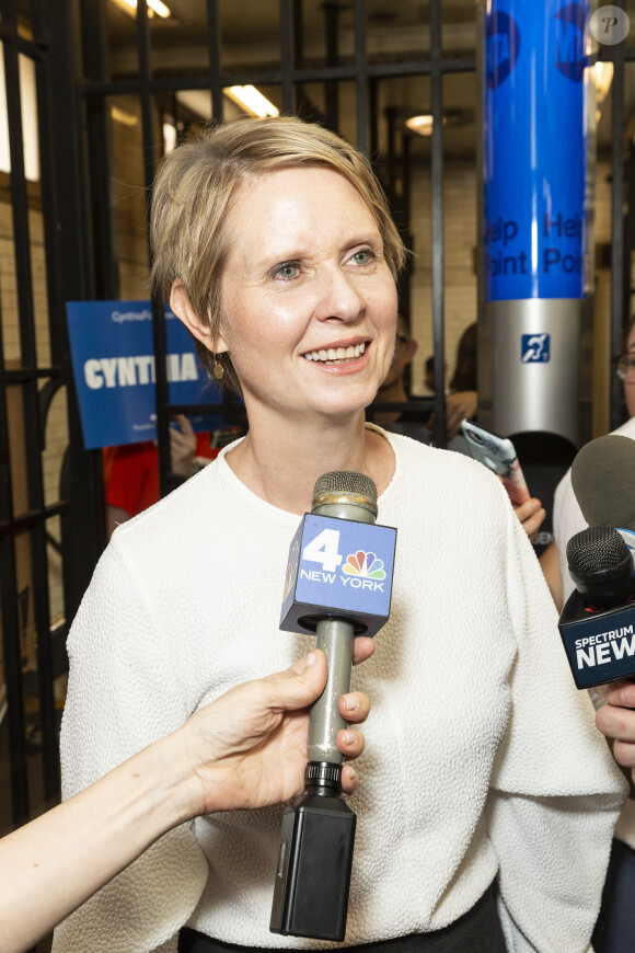 La candidate démocrate au poste de gouverneur de l'état de New York Cynthia Nixon fait campagne dans le métro de Manhattan à New York City, New York, le 14 août 2018.