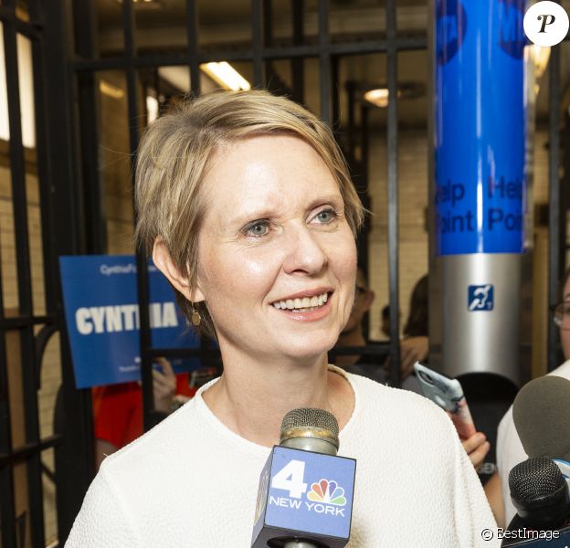 La candidate démocrate au poste de gouverneur de l'état de New York Cynthia Nixon fait campagne dans le métro de Manhattan à New York City, New York, le 14 août 2018.