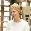 La candidate démocrate au poste de gouverneur de l'état de New York Cynthia Nixon fait campagne dans le métro de Manhattan à New York City, New York, le 14 août 2018.