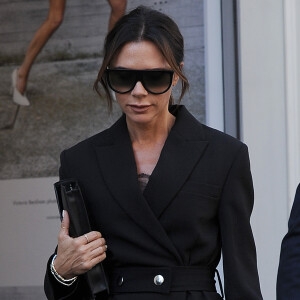 Victoria Beckham sort de sa boutique à Londres le 17 septembre 2018.