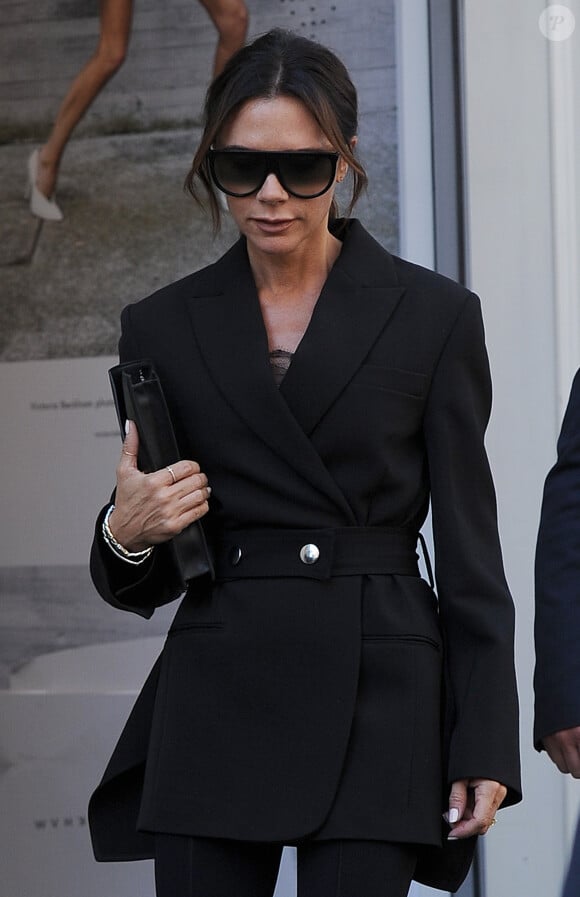 Victoria Beckham sort de sa boutique à Londres le 17 septembre 2018.