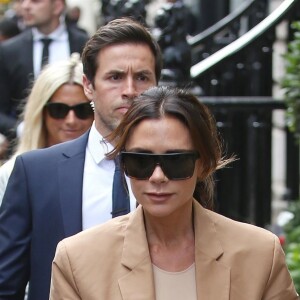 Victoria Beckham à la sortie de son défilé à l'occasion de la Fashion Week de Londres, rejoint sa boutique ou l'attendent sa famille et ses amis, le 16 septembre 2018.