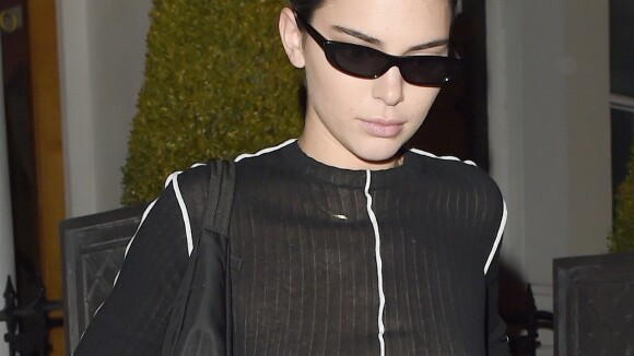 Kendall Jenner sans soutien-gorge après son défilé pour Burberry