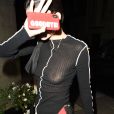 Kendall Jenner sort du défilé Burberry avec un haut très transparent qui laisse entrevoir sa poitrine sous les flashs des photographes. Londres, le 17 septembre 2018.