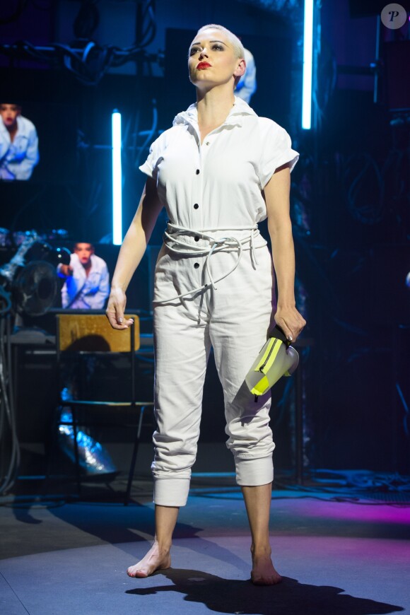 Rose McGowan au défilé du créateur Nicholas Kirkwood pendant la Fashion Week de Londres à l'Ambika P3, le 16 septembre 2018