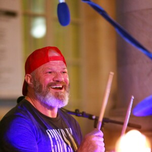 Exclusif - Le chef Philippe Etchebest joue de la batterie avec son groupe, devant son restaurant "Le Quatrième Mur", dans le cadre de la Fête de la Musique à Bordeaux, France, le 21 juin 2018. © Patrick Bernard-Quentin Salinier/Bestimage