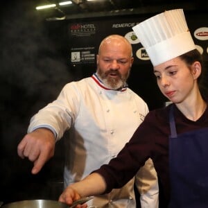  Exclusif - Le chef Philippe Etchebest fait le tour du salon "Exp'Hotel" à Bordeaux le 20 novembre 2017. Il animera de nombreux ateliers, conférences et cours de cuisines en public. Une douzaine de concours également récompenseront les meilleurs chefs et les espoirs de la restauration. Le concours le plus original est cette année sur le thème " La tête de cochon dans tous ses états". © Patrick Bernard/ Bestimage  No Web en Suisse / Belgique20/11/2017 - Bordeaux