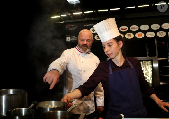 Exclusif - Le chef Philippe Etchebest fait le tour du salon "Exp'Hotel" à Bordeaux le 20 novembre 2017. Il animera de nombreux ateliers, conférences et cours de cuisines en public. Une douzaine de concours également récompenseront les meilleurs chefs et les espoirs de la restauration. Le concours le plus original est cette année sur le thème " La tête de cochon dans tous ses états". © Patrick Bernard/ Bestimage No Web en Suisse / Belgique20/11/2017 - Bordeaux