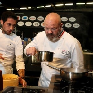  Exclusif - Le chef Philippe Etchebest fait le tour du salon "Exp'Hotel" à Bordeaux le 20 novembre 2017. Il animera de nombreux ateliers, conférences et cours de cuisines en public. Une douzaine de concours également récompenseront les meilleurs chefs et les espoirs de la restauration. Le concours le plus original est cette année sur le thème " La tête de cochon dans tous ses états". © Patrick Bernard/ Bestimage  No Web en Suisse / Belgique20/11/2017 - Bordeaux