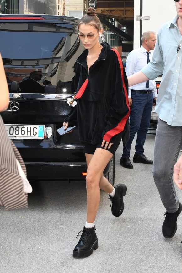 Bella Hadid lors de son arrivée au défilé Fendi pendant la fashion week de Milan le 20 septembre 2018.