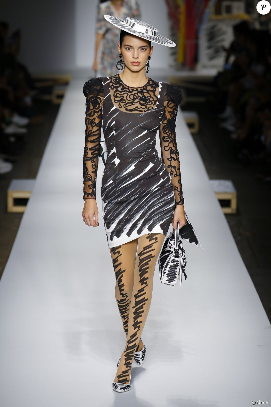 Kendall Jenner - Défilé Moschino, collection prêt-à-porter printemps
