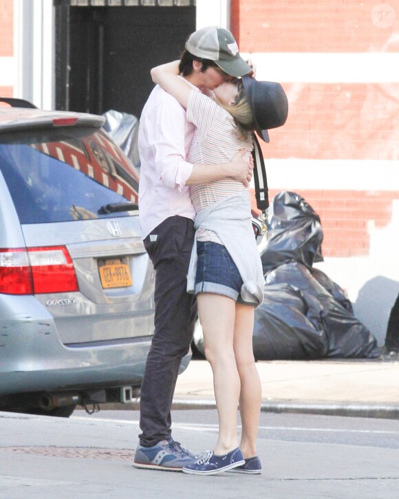 Paul Dano et Zoe Kazan s'embrassent dans la rue à New York, le 20 juin 2016.
