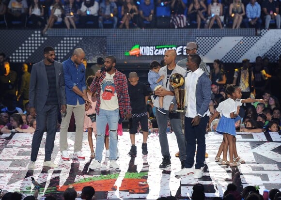 Tristan Thompson, Dahntay Jones, Kyrie Irving, Richard Jefferson, Iman Shumpert (arrière-plan à droite) et J. R. Smith lors des Nickelodeon Kids' Choice Sports Awards 2016 en juillet 2016 à Los Angeles.