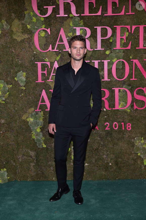 Jeremy Irvine lors de la soirée des Green Carpet Fashion Awards au théâtre La Scala à Milan, Italie, le 23 septembre 2018.