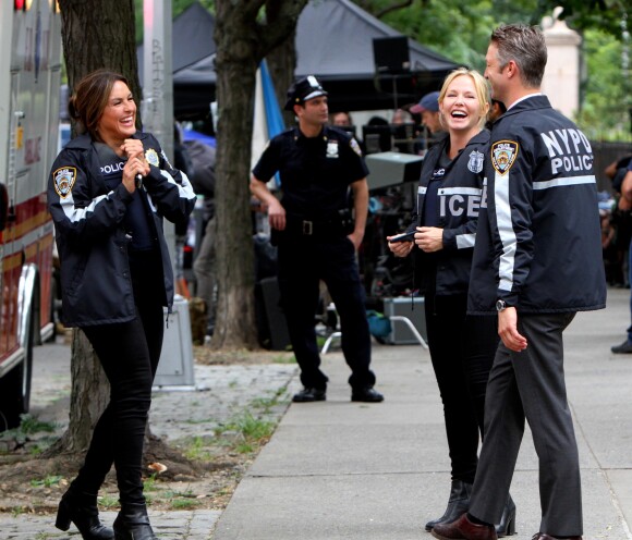 Mariska Hargitay, Peter Scanavini et Kelli Giddish sur le tournage de "New York : Unité Spéciale" à New York, le 20 août 2018.