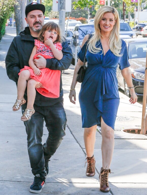 Exclusif - Holly Madison enceinte se promène en famille avec son mari Pasquale Rotella et leur fille Rainbow Aurora Rotella à West Hollywood, le 24 mars 2016