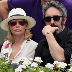 Emmanuelle Béart et son compagnon Frédéric Chaudier dans les tribunes des Internationaux de France de Tennis de Roland Garros à Paris, le 10 juin 2018. © Dominique Jacovides - Cyril Moreau/Bestimage