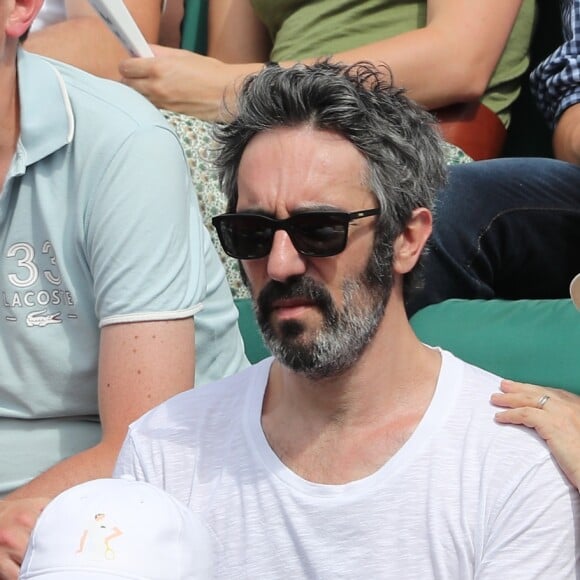 Emmanuelle Béart et son compagnon Frédéric - People dans les tribunes lors de la finale homme des Internationaux de Tennis de Roland-Garros à Paris le 11 juin 2017. © Dominique Jacovides-Cyril Moreau/Bestimage