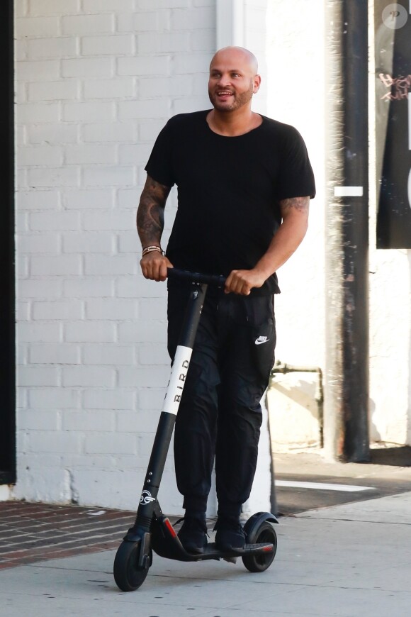Exclusif - Stephen Belafonte s'amuse avec une trottinette électrique Bird à Los Angeles, le 9 septembre 2018.