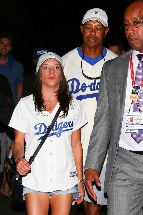 Tiger Woods quitte le stade des Dodgers avec Erica Herman après le match de baseball des Dodgers contre les Astros à Los Angeles le 25 octobre 2017.