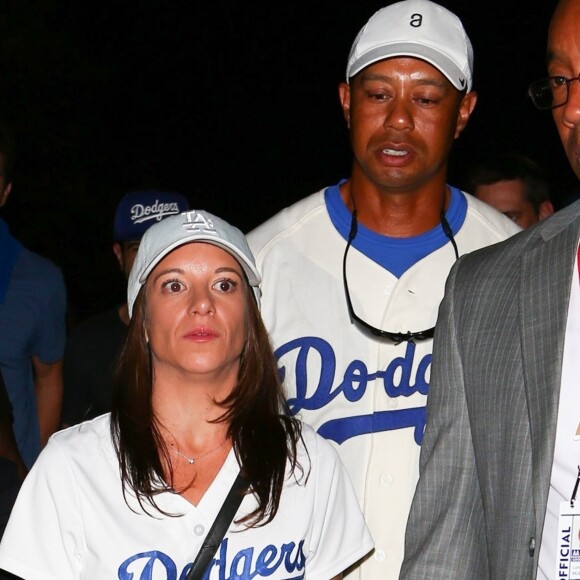 Tiger Woods quitte le stade des Dodgers avec Erica Herman après le match de baseball des Dodgers contre les Astros à Los Angeles le 25 octobre 2017.