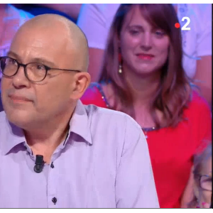 Nagui apprend qu'un candidat de "Tout le monde veut prendre sa place" a épousé sa femme sans la connaître le 27 septembre 2018.
