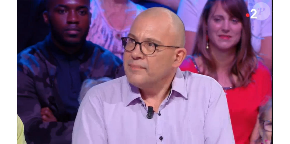 Nagui apprend qu'un candidat de "Tout le monde veut prendre sa place" a épousé sa femme sans la connaître le 27 septembre 2018.