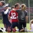 Gisele Bundchen a amené ses enfants Vivian et Benjamin au stade Gillette pour rendre visite à son mari Tom Brady à l'occasion de son 41ème anniversaire à Foxborought le 3 août 2018.