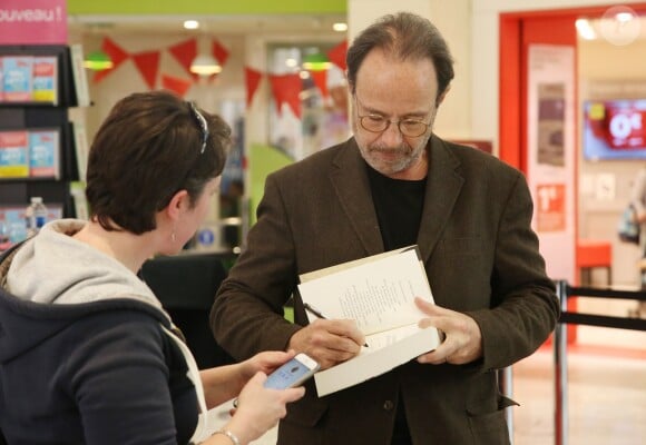 Exclusif - Marc Levy en dédicace pour son roman "Stanfield" au centre commercial Carrefour Montesson, dans les Yvelines le 21 Avril 2017. © Denis Guignebourg/BestImage