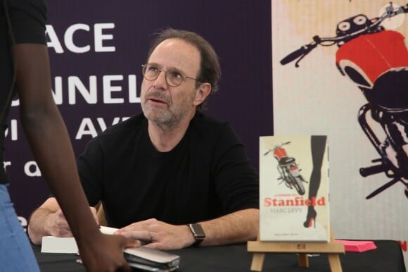 Exclusif - Marc Levy en dédicace pour son roman "Stanfield" au centre commercial Carrefour Montesson, dans les Yvelines le 21 Avril 2017. © Denis Guignebourg/BestImage